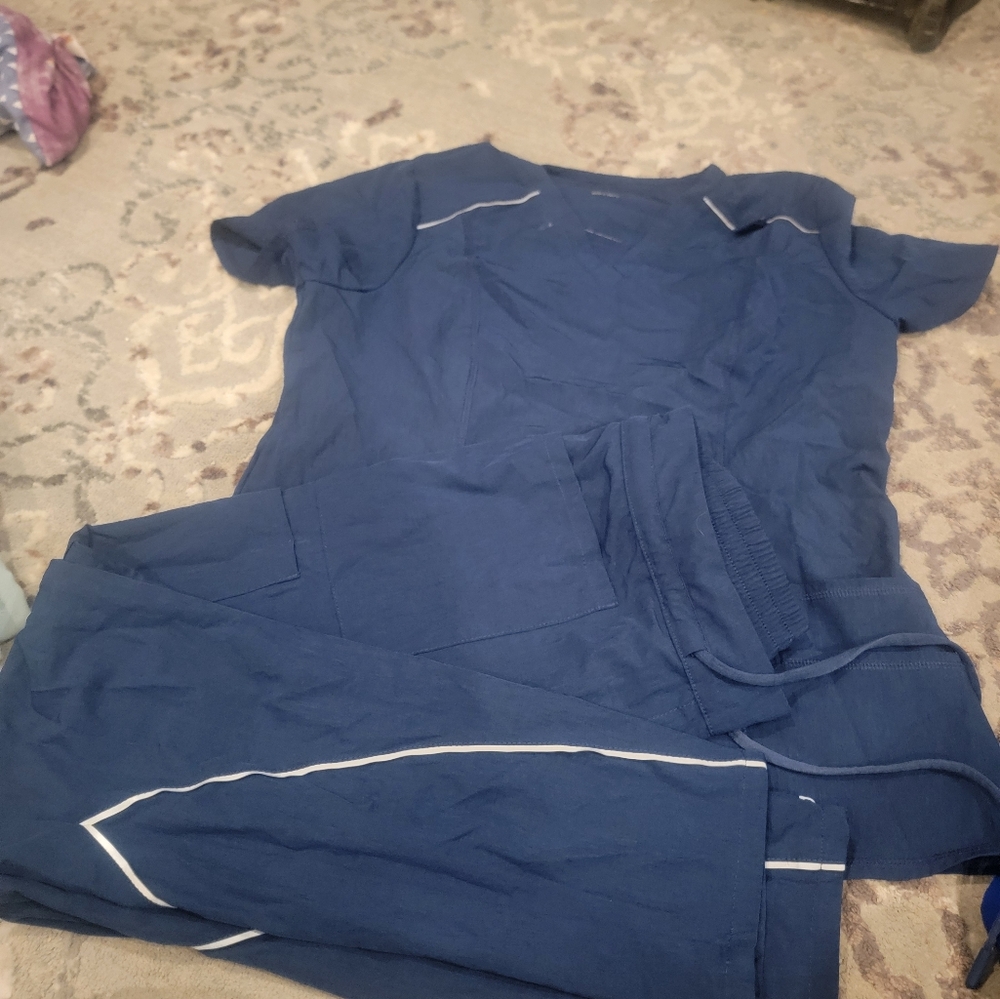 Jaanuu scrub set